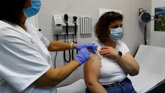 Una mujer se vacuna de la gripe en la Comunidad de Madrid Una mujer se vacuna de la gripe en la Comunidad de Madrid