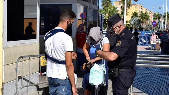 Un agente durante un control en el cierre fronterizo de Melilla Un agente durante un control en el cierre fronterizo de Melilla