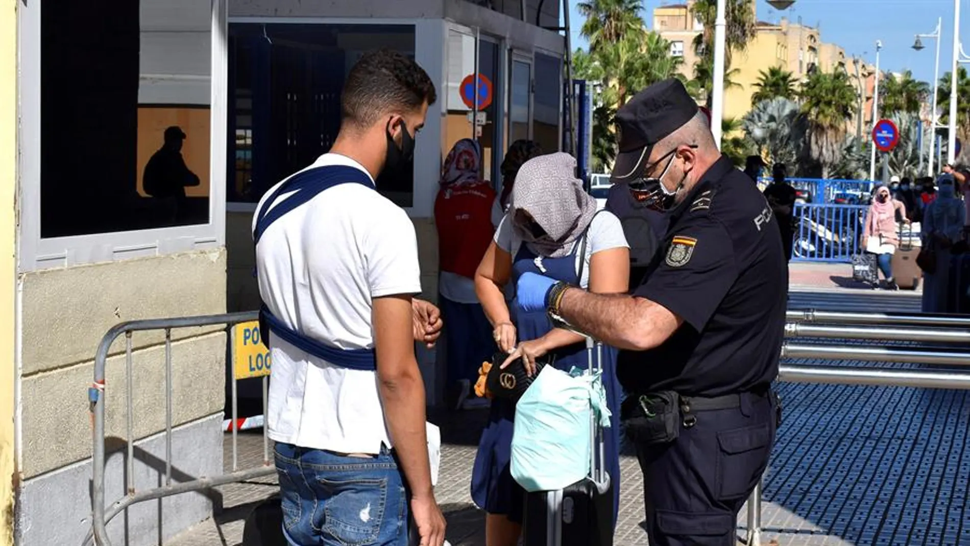 Un agente durante un control en el cierre fronterizo de Melilla