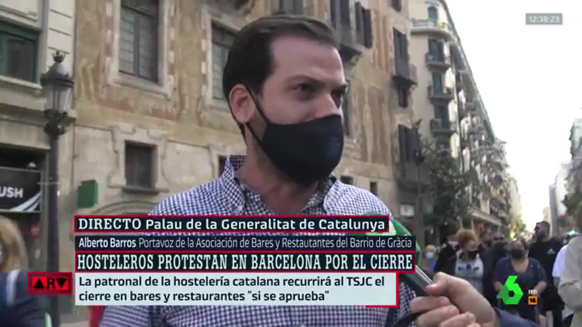 Los hosteleros cortan Via Laietana en protesta por las restricciones en Cataluña: "Nos abocan al cierre"