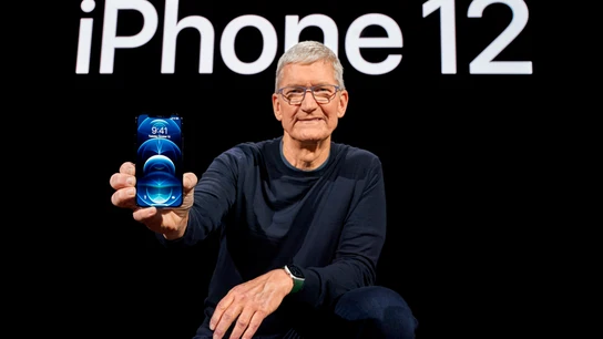 Tim Cook, CEO de Apple, mostrando el iPhone 12 iPhone 12