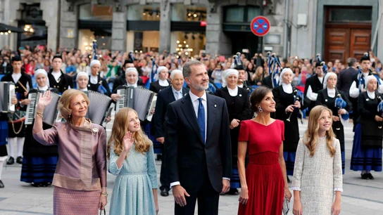 Los reyes Felipe y Letizia, junto a sus hijas, la princesa Leonor (2i), y la infanta Sofía, y la reina Sofía, a su llegada a la ceremonia de entrega de los Premios Princesa de Asturias 2019 Los reyes Felipe y Letizia, junto a sus hijas, la princesa Leonor (2i), y la infanta Sofía, y la reina Sofía, a su llegada a la ceremonia de entrega de los Premios Princesa de Asturias 2019