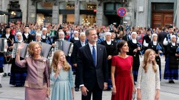 Los reyes Felipe y Letizia, junto a sus hijas, la princesa Leonor (2i), y la infanta Sofía, y la reina Sofía, a su llegada a la ceremonia de entrega de los Premios Princesa de Asturias 2019