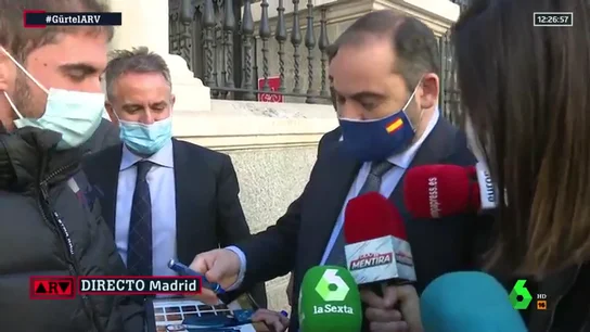 El momento del ministro Ábalos firmando autógrafos ante los medios de comunicación El momento del ministro Ábalos firmando autógrafos ante los medios de comunicación