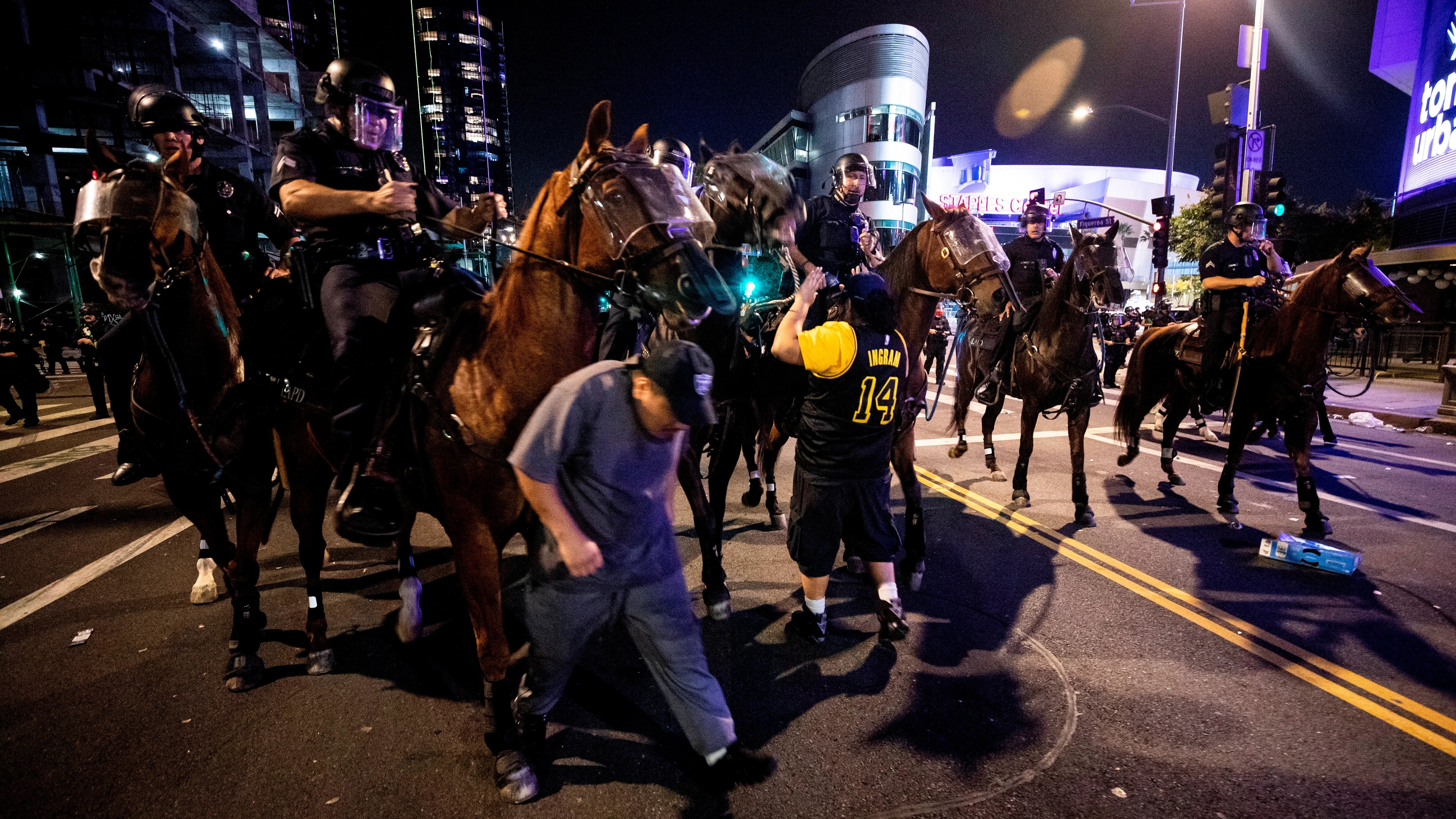 La policía de los Ángeles trata de dispersar a varios aficionados de los Lakers