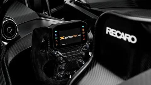 El coche prescinde de retrovisores, pero cuenta con dos pantallas para ver qué sucede detrás de ti... si pueden seguirte KTM X-Bow GTX