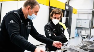 Fernando Alonso visita Enstone