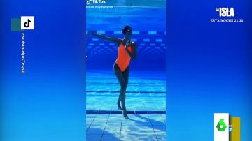El espectacular vídeo de una nadadora de natación sincronizada bailando bajo el agua