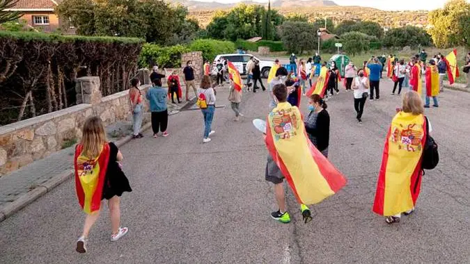 Ciudadanos protestando frente a la casa de Pablo Iglesias e Irene Montero en Galapagar