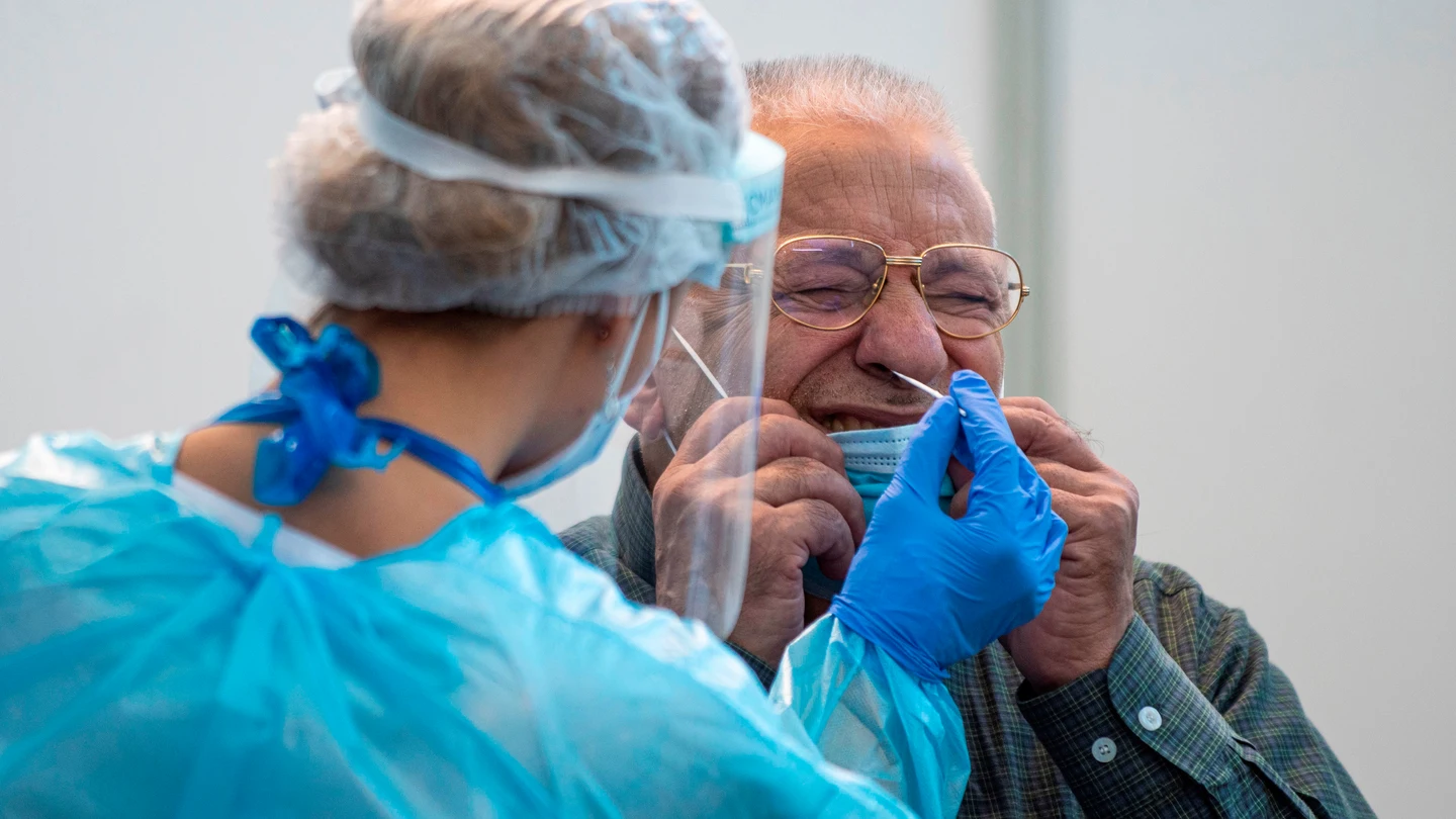 Una persona se somete a un test de diagnóstico para la COVID-19 Una persona se somete a un test de diagnóstico para la COVID-19