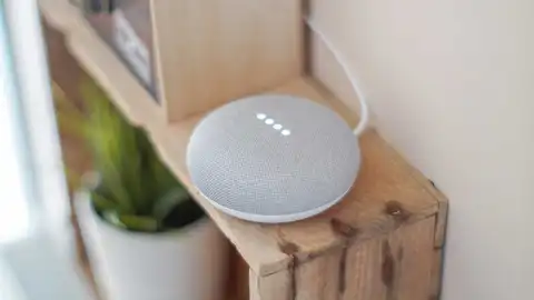 Un altavoz Google Home Mini Un altavoz Google Home Mini