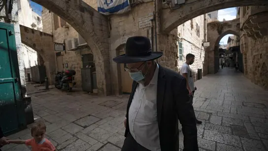 Un hombre ultraortodoxo con mascarilla en Jerusalén Un hombre ultraortodoxo con mascarilla en Jerusalén