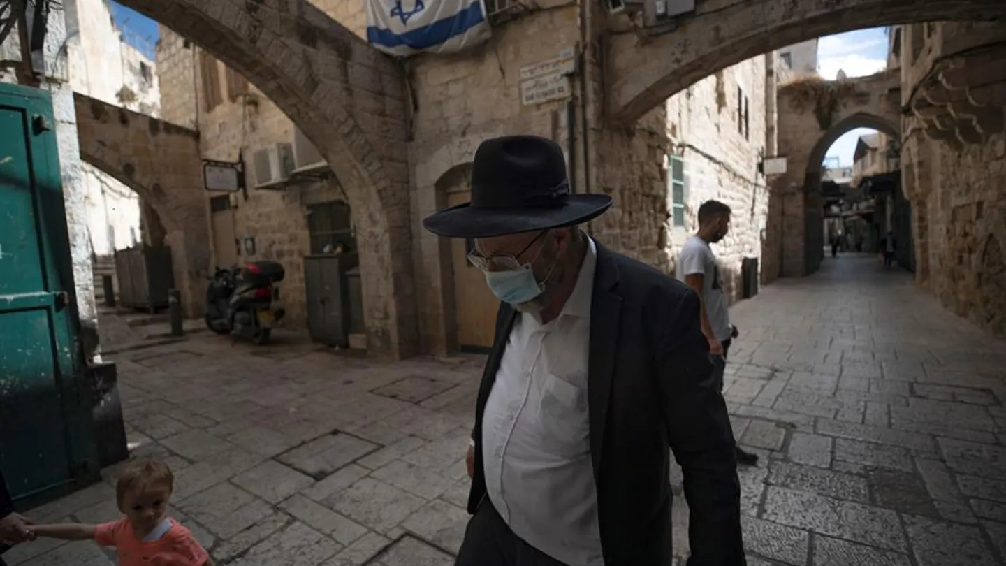 Un hombre ultraortodoxo con mascarilla en Jerusalén Un hombre ultraortodoxo con mascarilla en Jerusalén