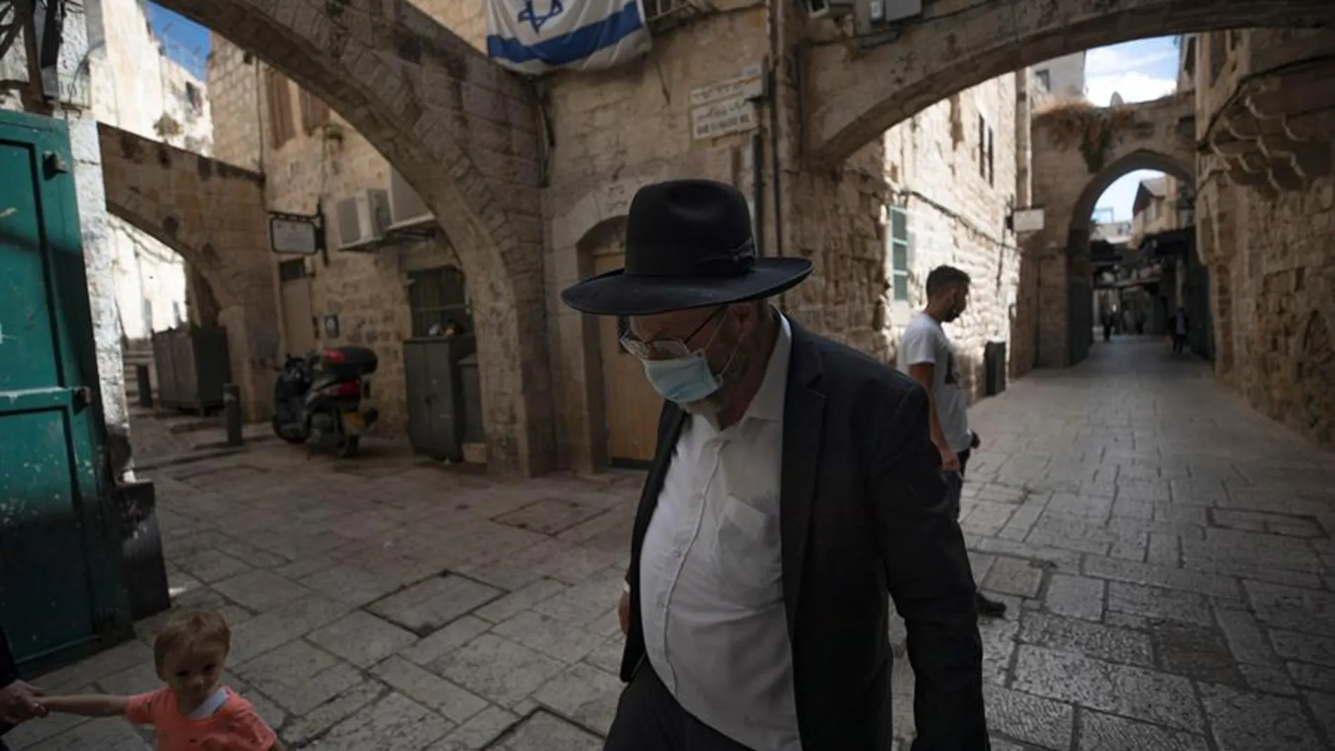 Un hombre ultraortodoxo con mascarilla en Jerusalén
