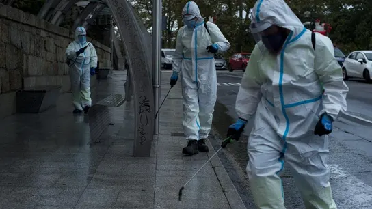 Labores de desinfección en una calle de Ourense Labores de desinfección en una calle de Ourense
