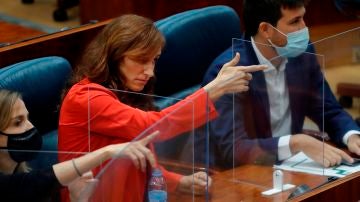 Polémica por un gesto de Mónica García en la Asamblea: el PP le acusa de simular una pistola pero ella lo niega