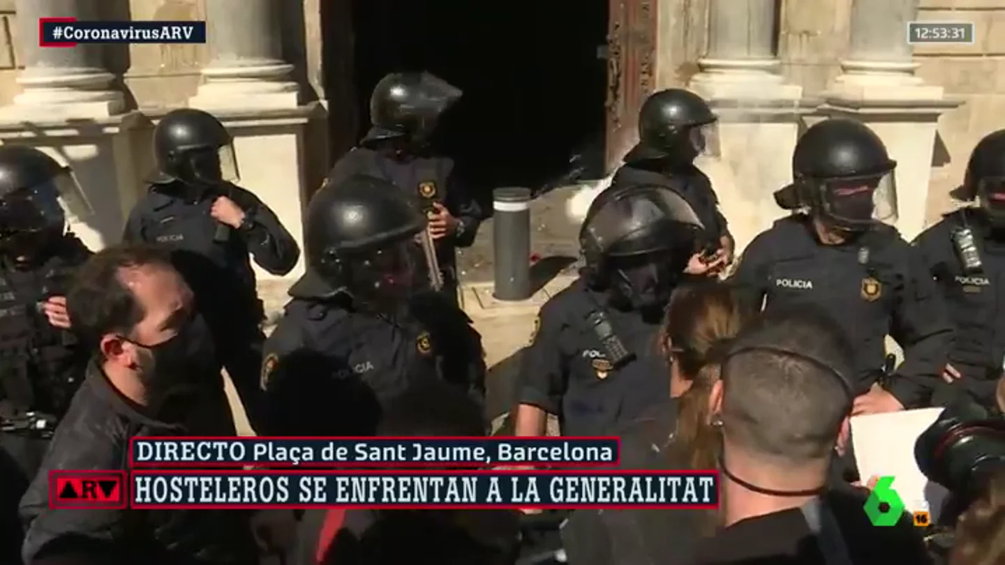 Lanzan huevos y platos contra la sede del Govern en la protesta de la hostelería contra el cierre en Cataluña Lanzan huevos y platos contra la sede del Govern en la protesta de la hostelería contra el cierre en Cataluña