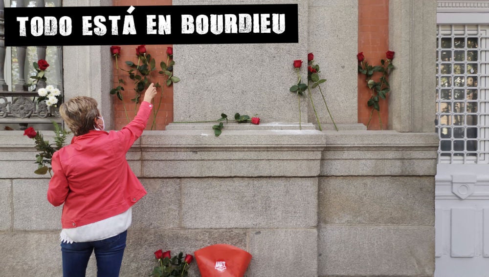 Una mujer deposita flores en el lugar en el que se encontraba la placa colocada en honor de Francisco Largo Caballero