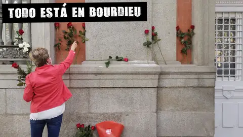 Una mujer deposita flores en el lugar en el que se encontraba la placa colocada en honor de Francisco Largo Caballero Una mujer deposita flores en el lugar en el que se encontraba la placa colocada en honor de Francisco Largo Caballero