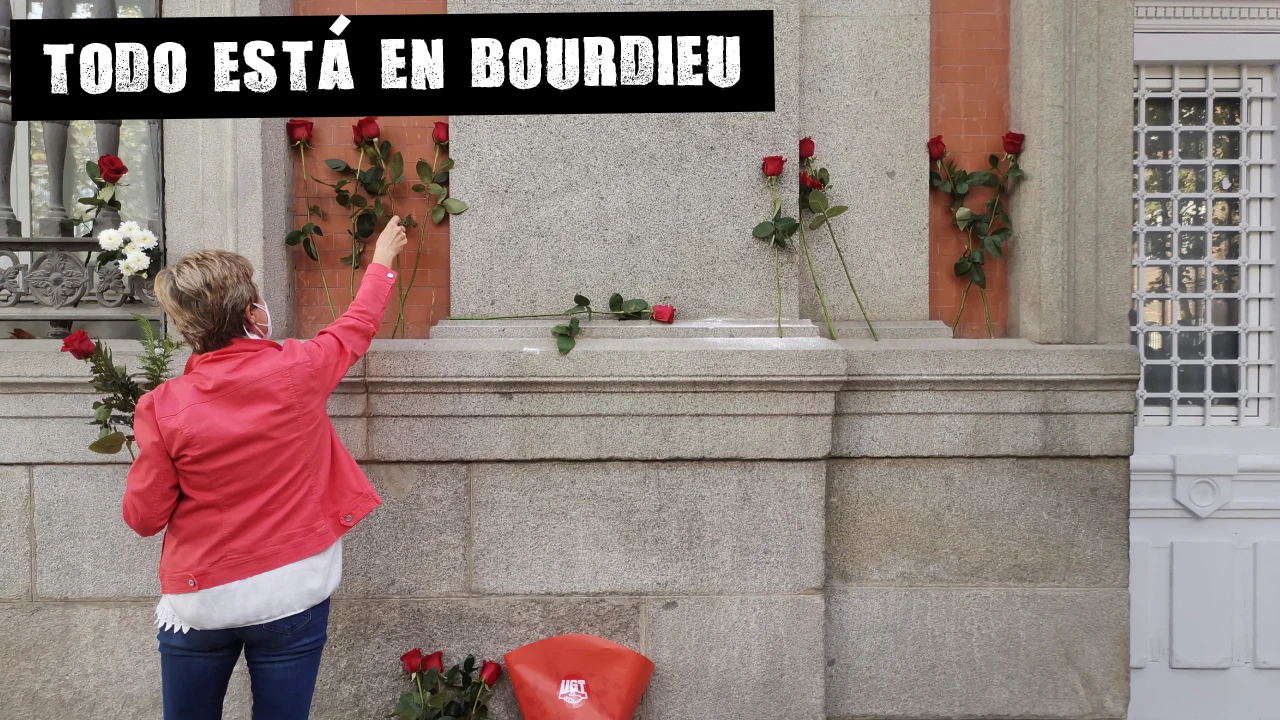 Una mujer deposita flores en el lugar en el que se encontraba la placa colocada en honor de Francisco Largo Caballero