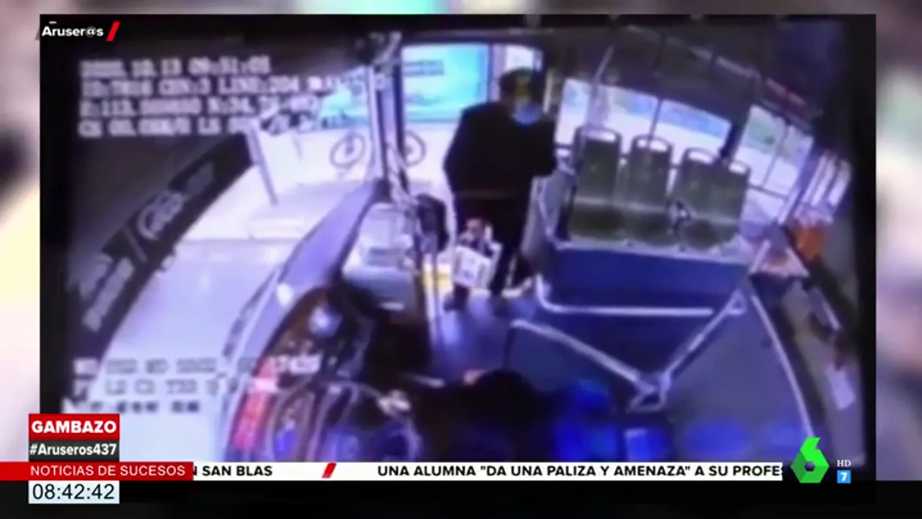 La entrañable reacción de un jubilado cuando le dicen en el autobús que puede pagar con el móvil