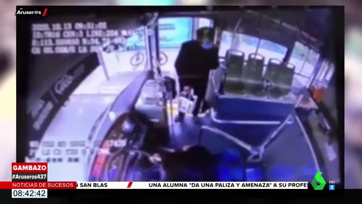 La entrañable reacción de un jubilado cuando le dicen en el autobús que puede pagar con el móvil