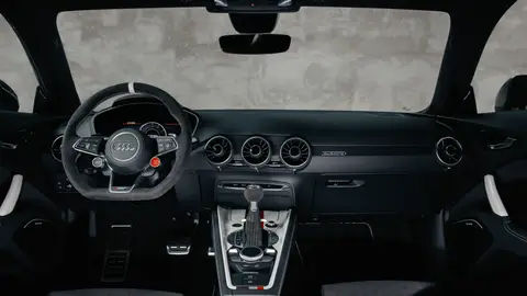 La Alcantara y la piel dan un toque de competición al interior Audi TT RS 40 años de Quattro