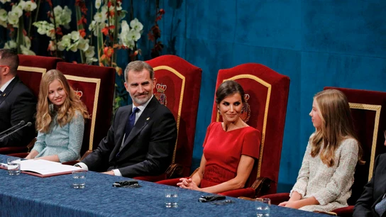 Los reyes junto a la princesa y la infanta en una imagen de archivo Los reyes junto a la princesa y la infanta en una imagen de archivo