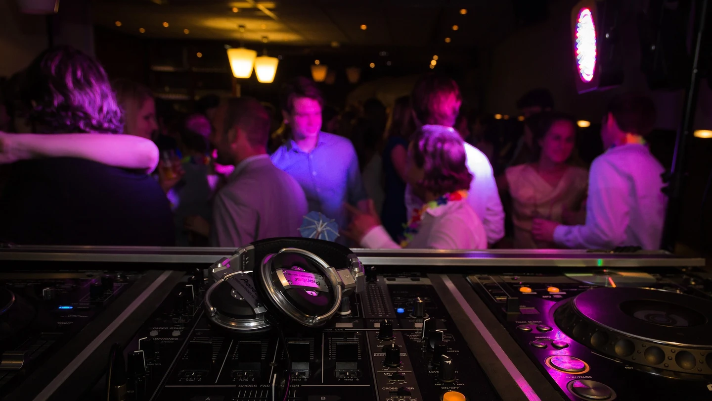 Clientes bailan en un bar de copas. Coronavirus