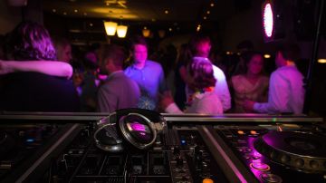 Clientes bailan en un bar de copas.