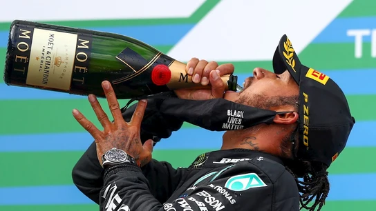 Lewis Hamilton disfruta de una victoria Lewis Hamilton disfruta de una victoria