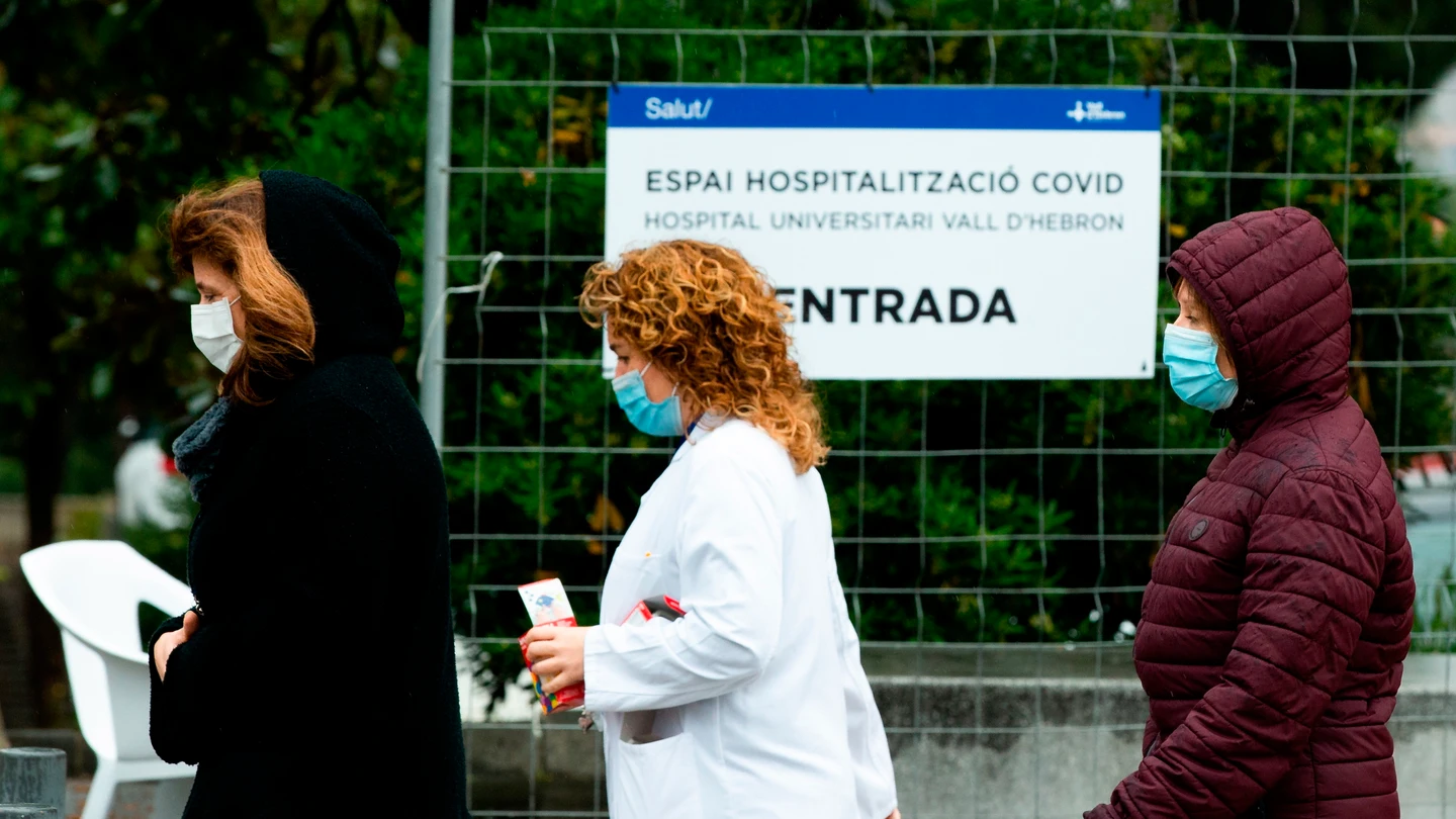 Varios sanitarios en las inmediaciones del Pavelló d'Esports de la Vall d'Hebron de Barcelona Varios sanitarios en las inmediaciones del Pavelló d'Esports de la Vall d'Hebron de Barcelona