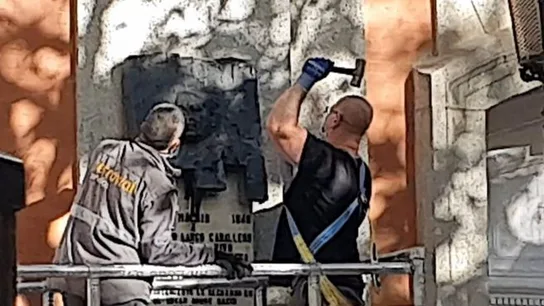 Retirada de la placa en homenaje a Largo Caballero Retirada de la placa en homenaje a Largo Caballero