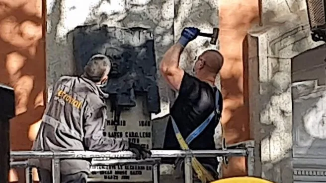 Retirada de la placa en homenaje a Largo Caballero