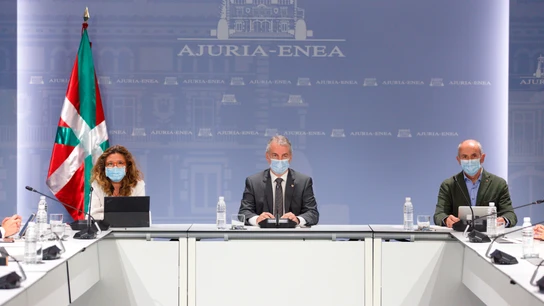 Iñigo Urkullu, acompañado por los consejeros de Seguridad, Josu Erkoreka, y Salud, Gotzone Sagardui Iñigo Urkullu, acompañado por los consejeros de Seguridad, Josu Erkoreka, y Salud, Gotzone Sagardui