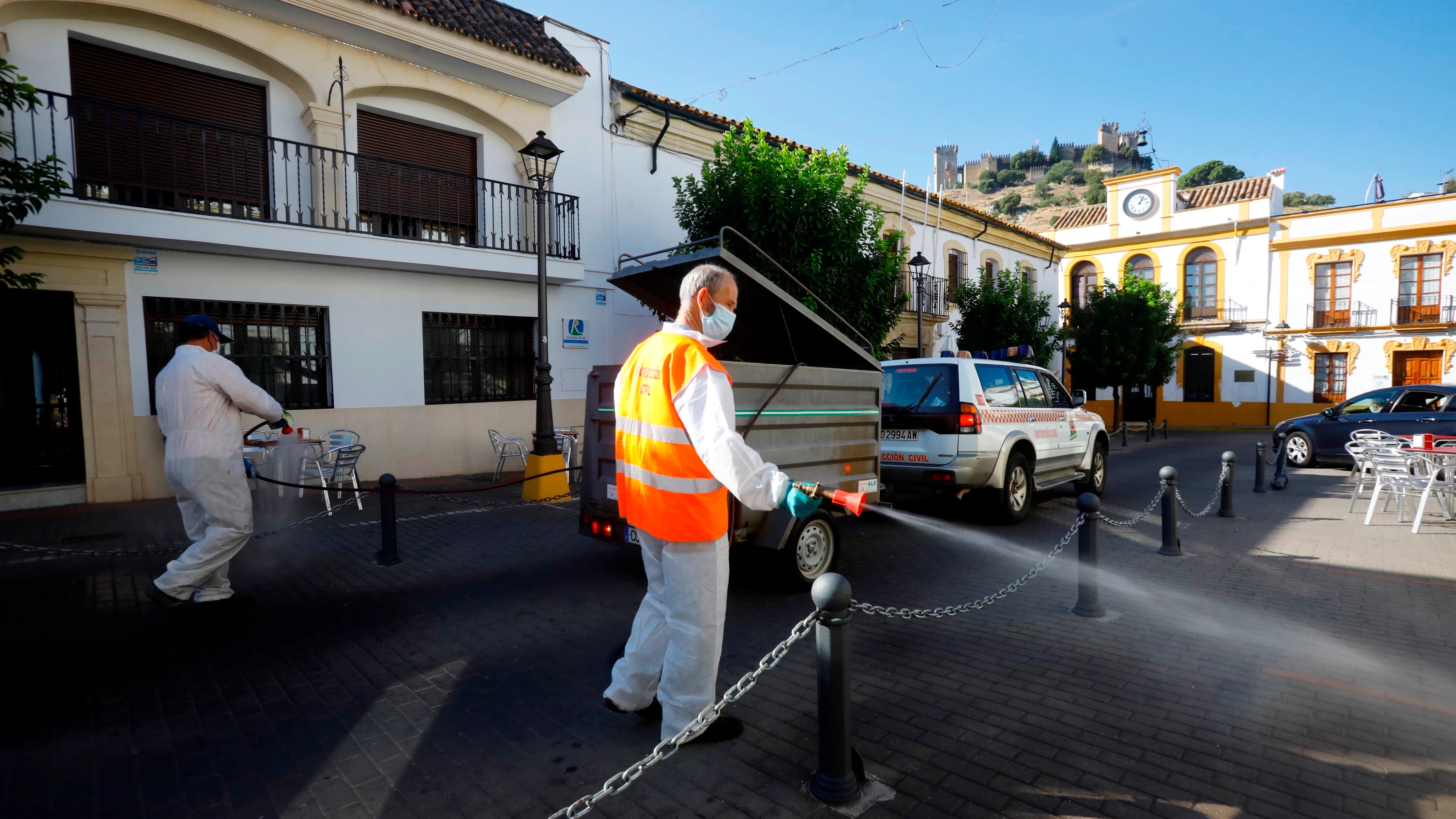 Operarios del Ayuntamiento de Almodóvar del Río (Córdoba) desinfectan las calles del municipio