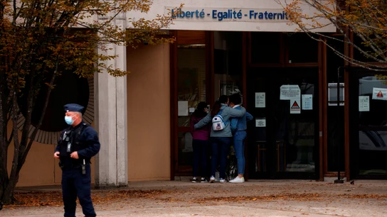 Estudiantes dejan flores en el lugar del asesinato del profesor que enseñó caricaturas de Mahoma en clase Estudiantes dejan flores en el lugar del asesinato del profesor que enseñó caricaturas de Mahoma en clase