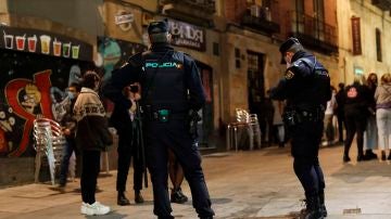 Agentes de la Policía Nacional controlan las zonas de ocio de Salamanca para controlar la movilidad