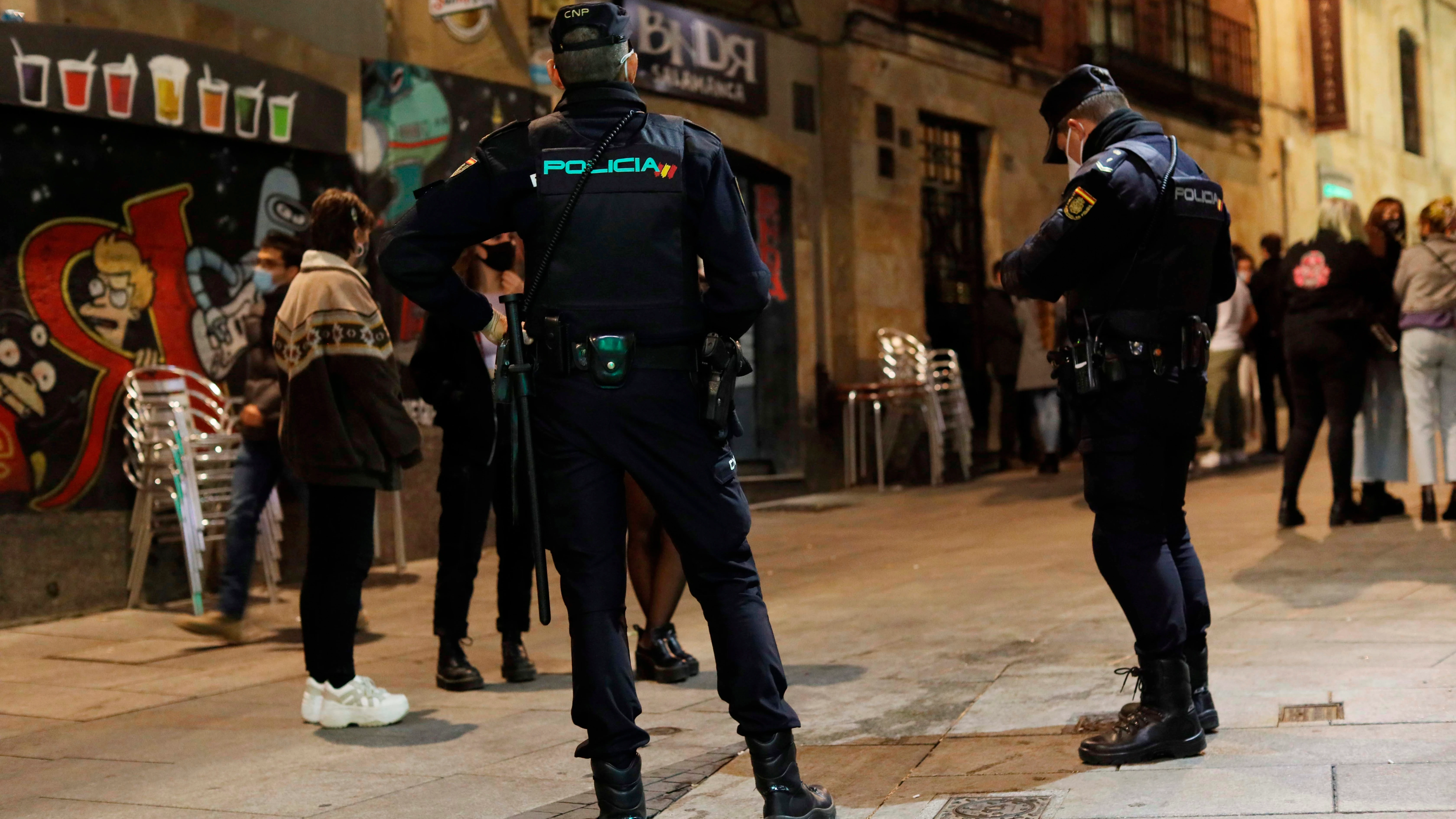 Agentes de la Policía Nacional controlan las zonas de ocio de Salamanca para controlar la movilidad