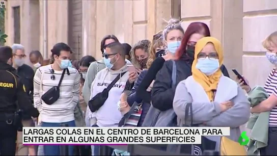 Largas colas en varias grandes superficies de Barcelona tras el cierre de bares y restaurantes Largas colas en varias grandes superficies de Barcelona tras el cierre de bares y restaurantes