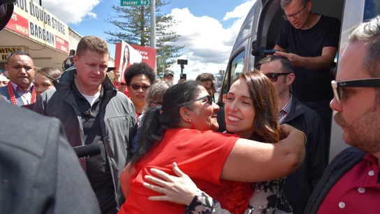 Una simpatizante de Jacinda Ardern la abraza en el día final de la campaña electoral en Nueva Zelanda Una simpatizante de Jacinda Ardern la abraza en el día final de la campaña electoral en Nueva Zelanda