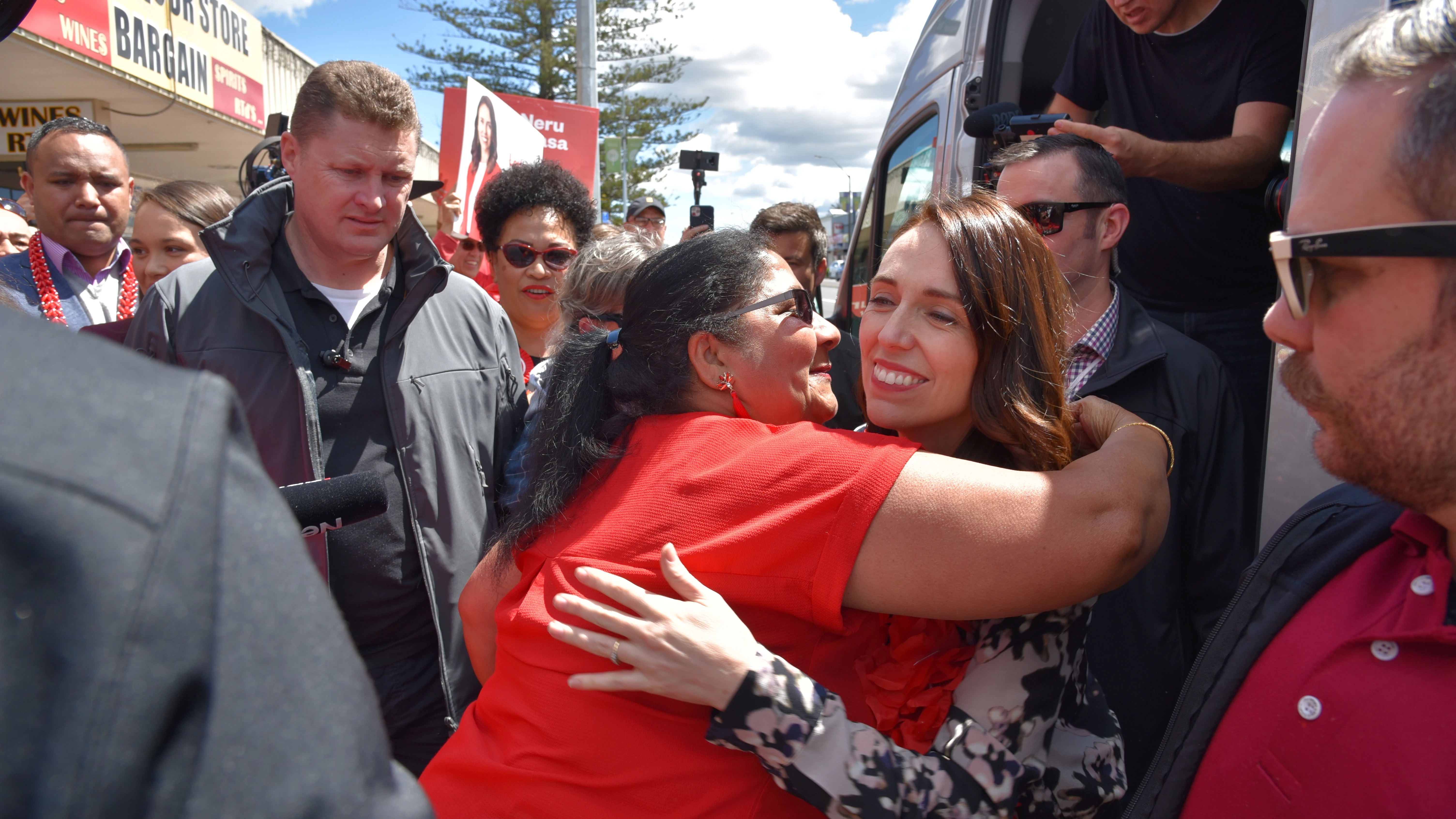 Una simpatizante de Jacinda Ardern la abraza en el día final de la campaña electoral en Nueva Zelanda