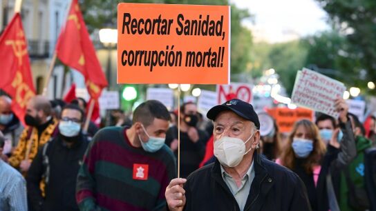 Imagen de un hombre en la manifestaci&oacute;n por la sanidad p&uacute;blica en Madrid