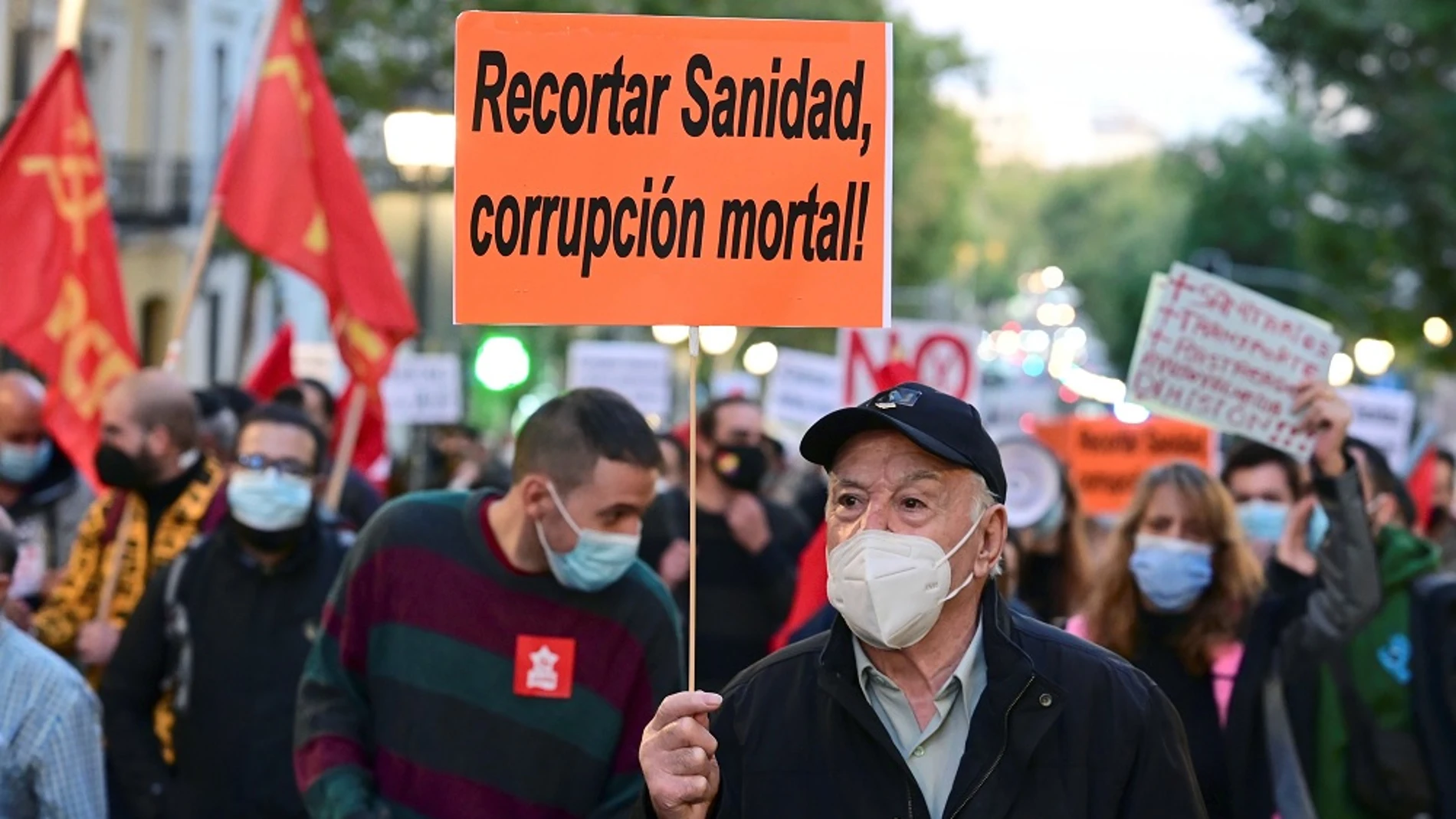 Imagen de un hombre en la manifestación por la sanidad pública en Madrid