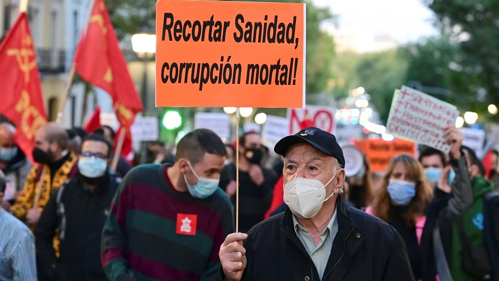 Imagen de un hombre en la manifestación por la sanidad pública en Madrid