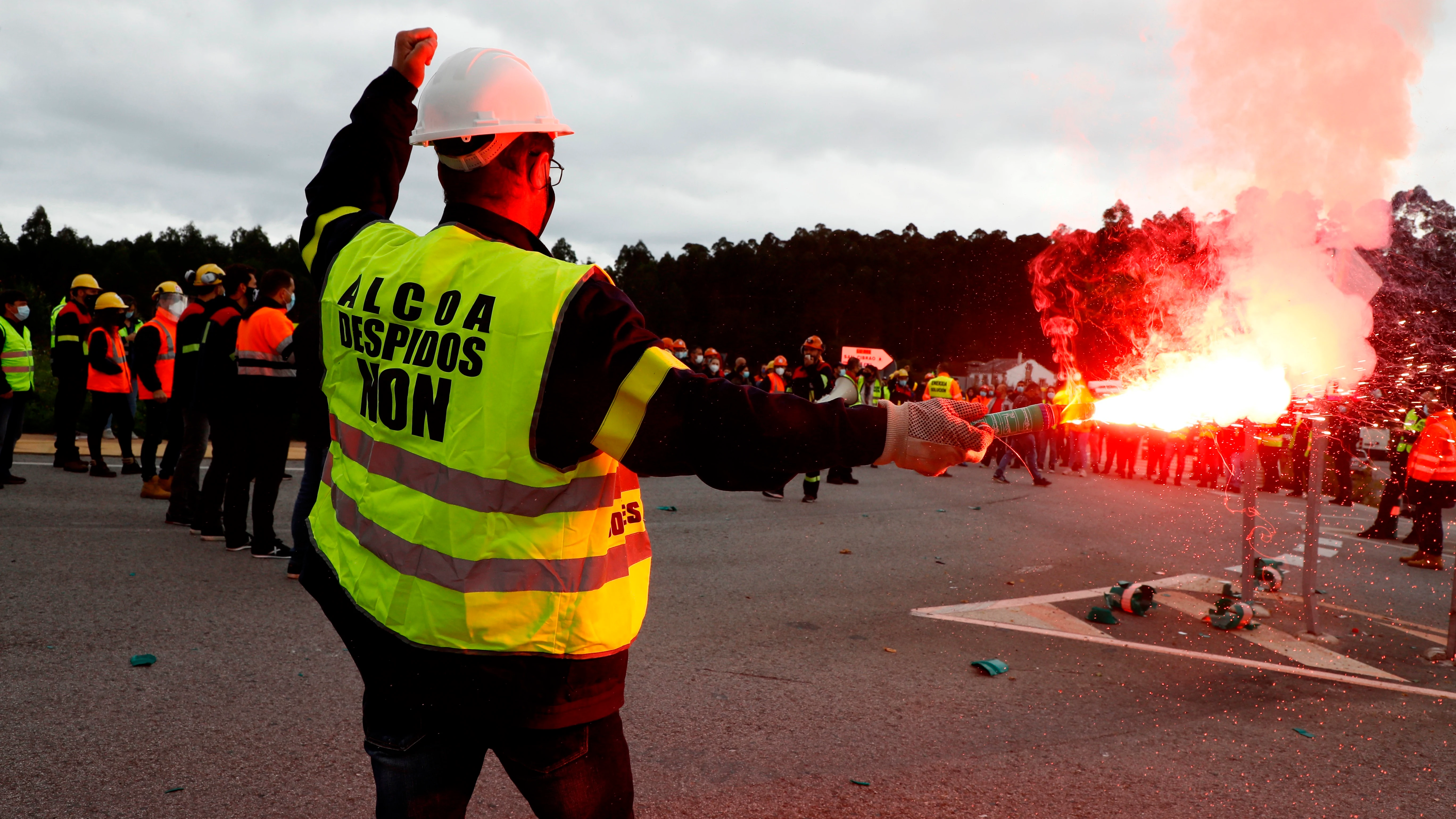 Trabajadores de Alcoa cortan una autovía de Lugo