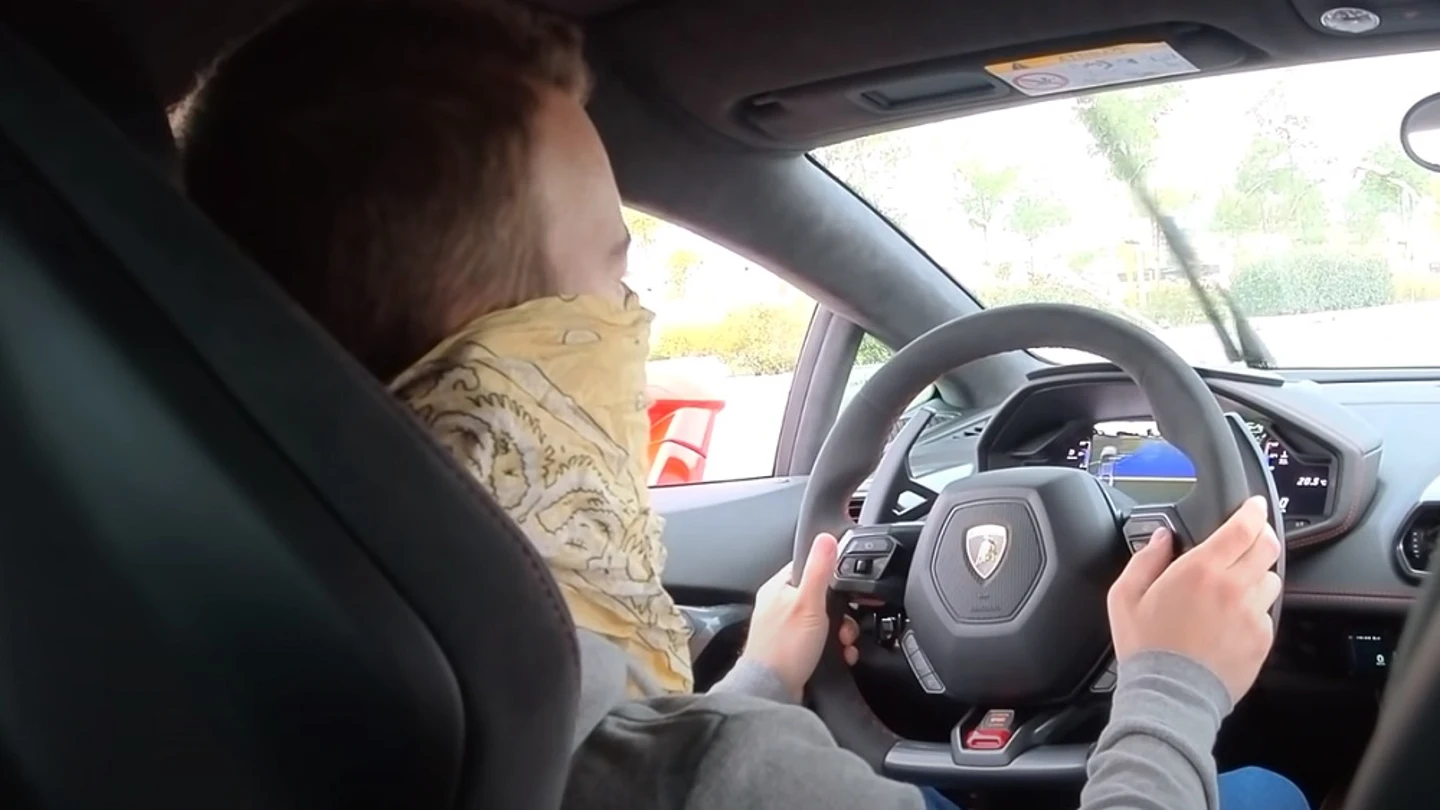 Imagen de Vicesat conduciendo un Lamborghini Huracan en una vía de servicio Imagen de Vicesat conduciendo un Lamborghini Huracan en una vía de servicio