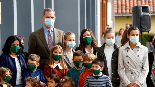 Los reyes Felipe VI y Letizia y sus hijas, la princesa Leonor y la infanta Sofía, posan con los alumnos matriculados en la escuela rural de Somao Los reyes Felipe VI y Letizia y sus hijas, la princesa Leonor y la infanta Sofía, posan con los alumnos matriculados en la escuela rural de Somao
