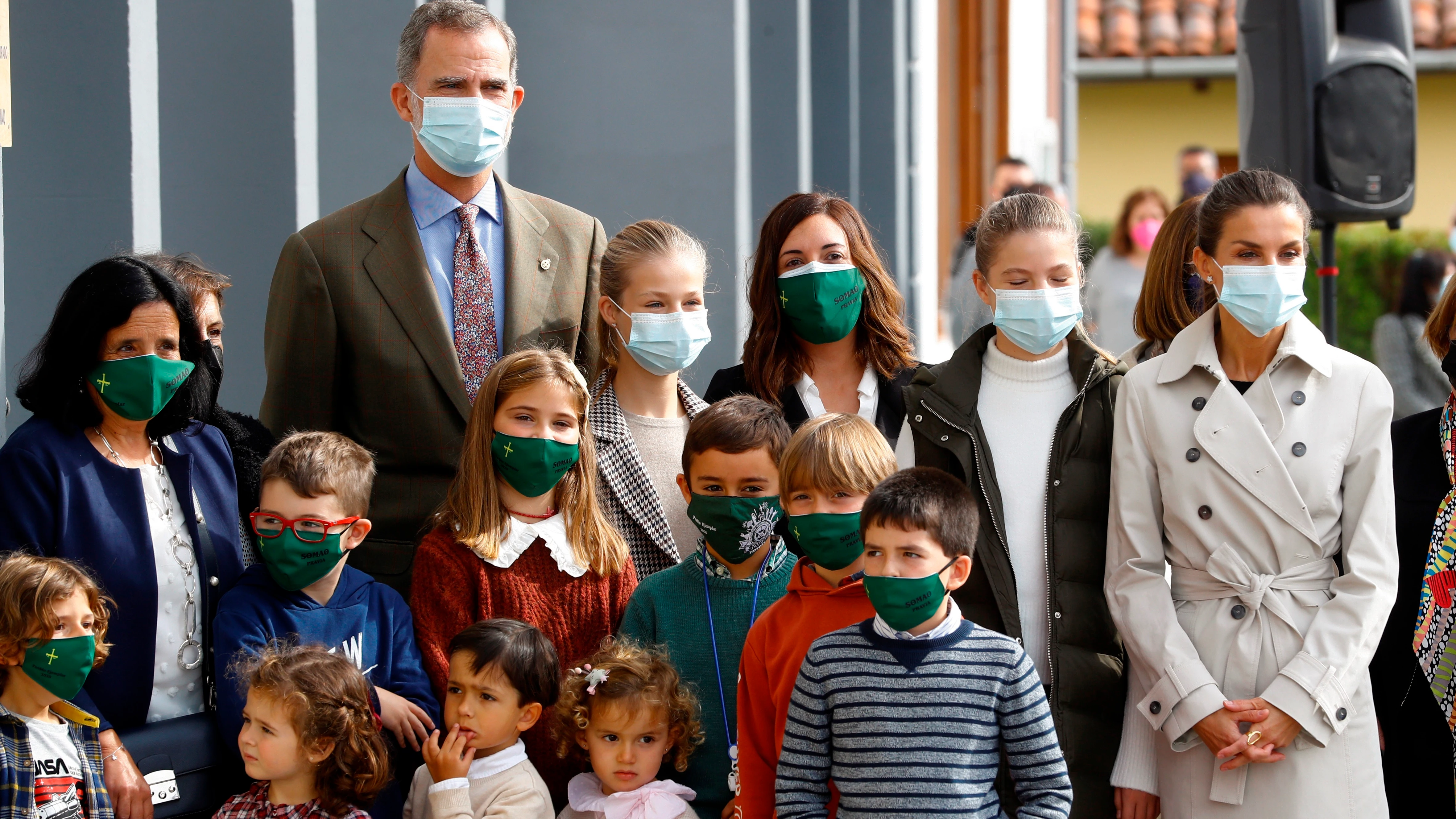 Los reyes Felipe VI y Letizia y sus hijas, la princesa Leonor y la infanta Sofía, posan con los alumnos matriculados en la escuela rural de Somao