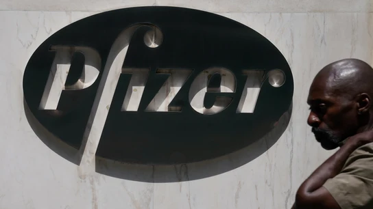 Un hombre camina frente a la sede de Pfizer Un hombre camina frente a la sede de Pfizer